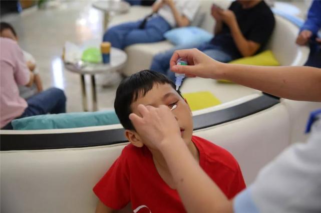 短,中效睫状肌麻痹剂(散瞳剂)主要是用来协助散瞳验光,作为近视与否的