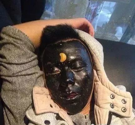 搞笑图片:妹子,谁让你用头发去逗狗的?被咬了吧