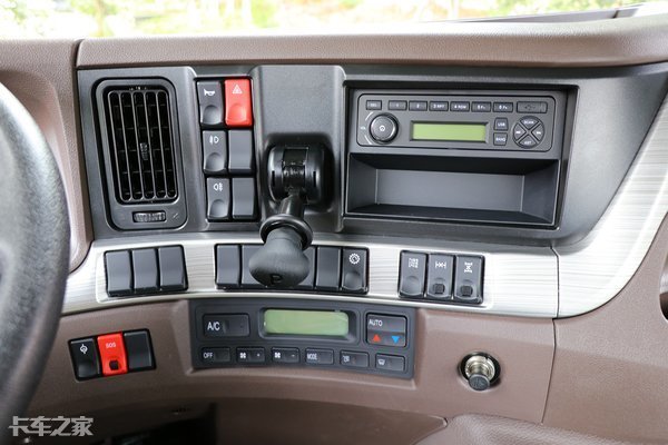 当然如果有双卧铺的需求,也可以选择乘龙h7高顶双卧工程车