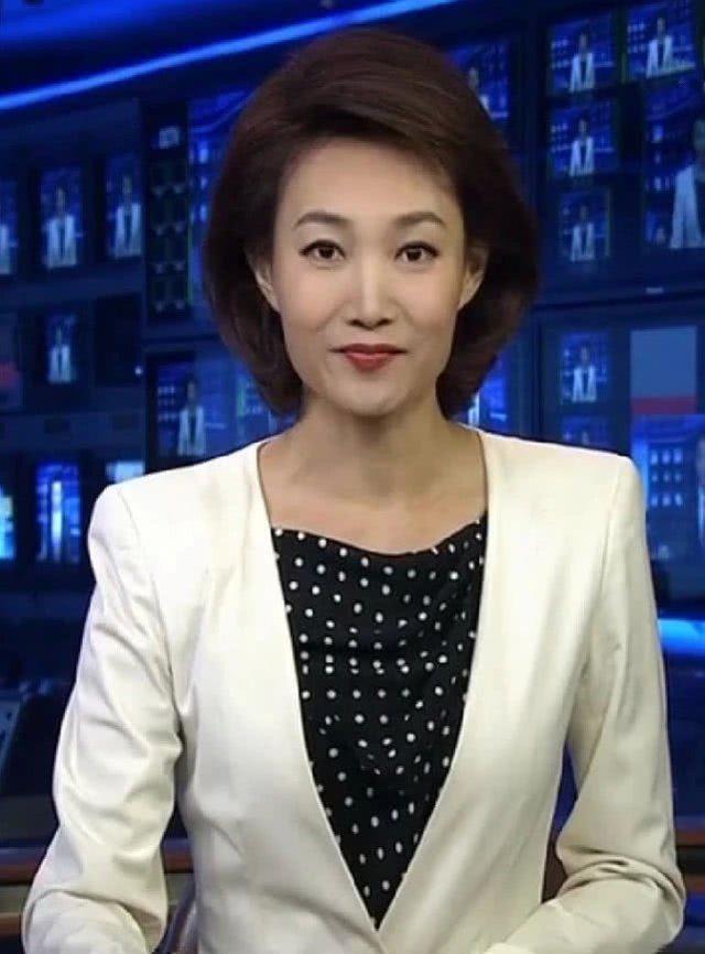 她是著名央视主持人脱下假发那一刻像是女大十八变