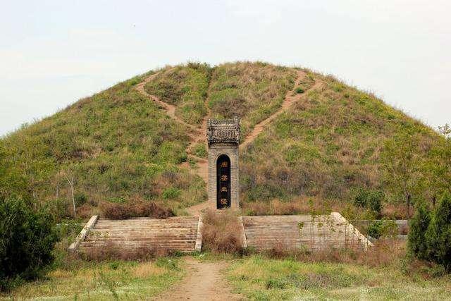 樗里子墓樗里子临终前也做了一个预言:"我死后一百多年,在我的墓地