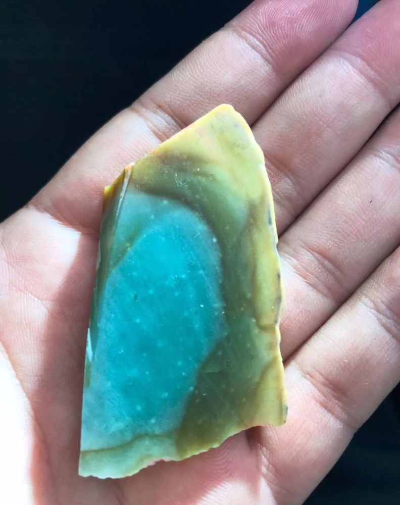 虽说这块料子背面有裂纹,但是没得关系的,我们已经取好料子了,就是