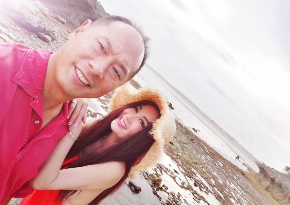 温碧霞携儿子出国游玩,母子俩同框画面好有爱,对养子的称呼太甜