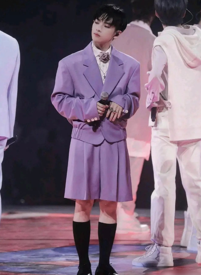 周震南咋回事?穿小裙子搭配高筒袜,这是"偷穿"了女团衣服