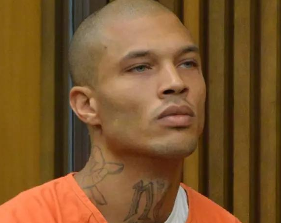 美国"最帅罪犯"现身戛纳红毯,牵手亿万富婆