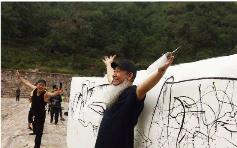 射墨大师邵岩亲临小学表演射墨他到底想将书法引向何方