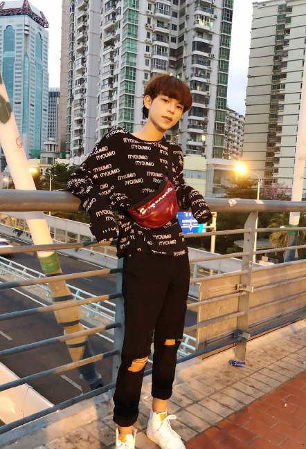 也很高啊,甚至一点都不输给明星,不知道你们感觉杨东煜长得好不好看呢