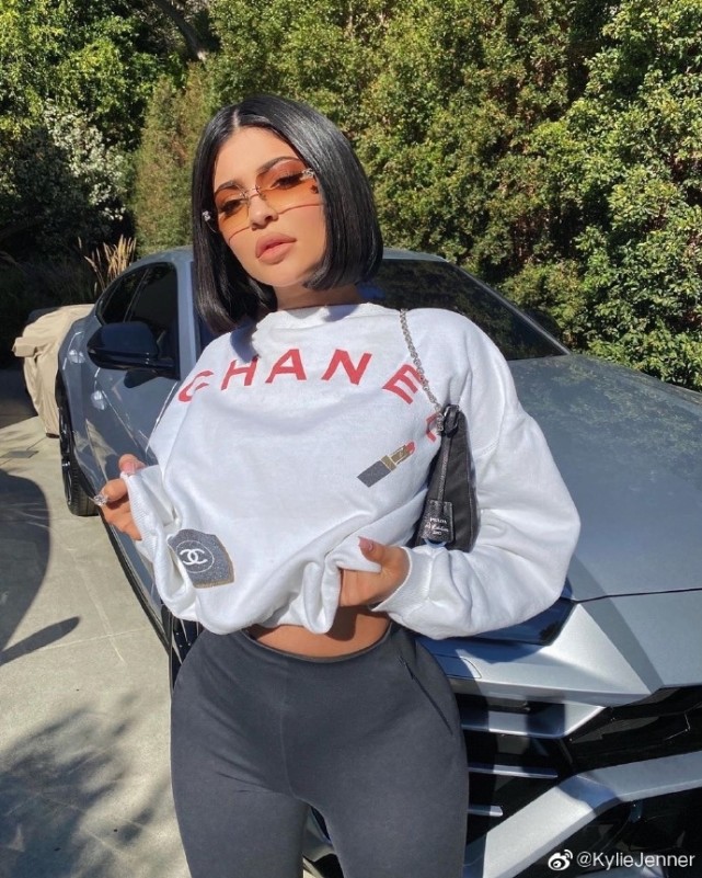换上了短发造型的kylie jenner依然抵挡不住她的性感,反而让kylie