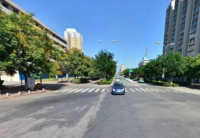 该桥南起市区宝光路,北至联盟路与陈仓园二路十字,上跨滨河大道,滨河