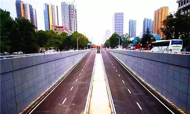 该桥南起市区宝光路,北至联盟路与陈仓园二路十字,上跨滨河大道,滨河