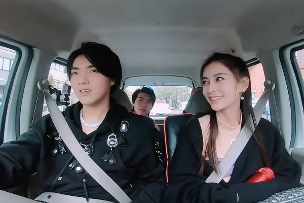 baby坐吴亦凡副驾驶,大声喊名字超捧场,吴亦凡开心到失去表情管理