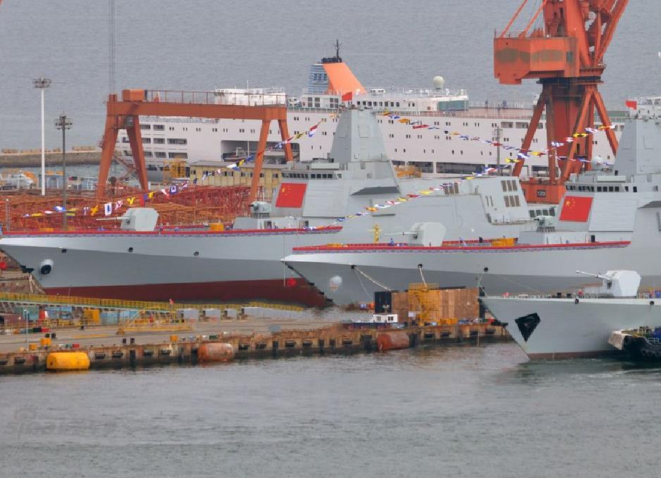 12月26日,大连造船厂再传捷报,1艘052d和1艘055相继下水