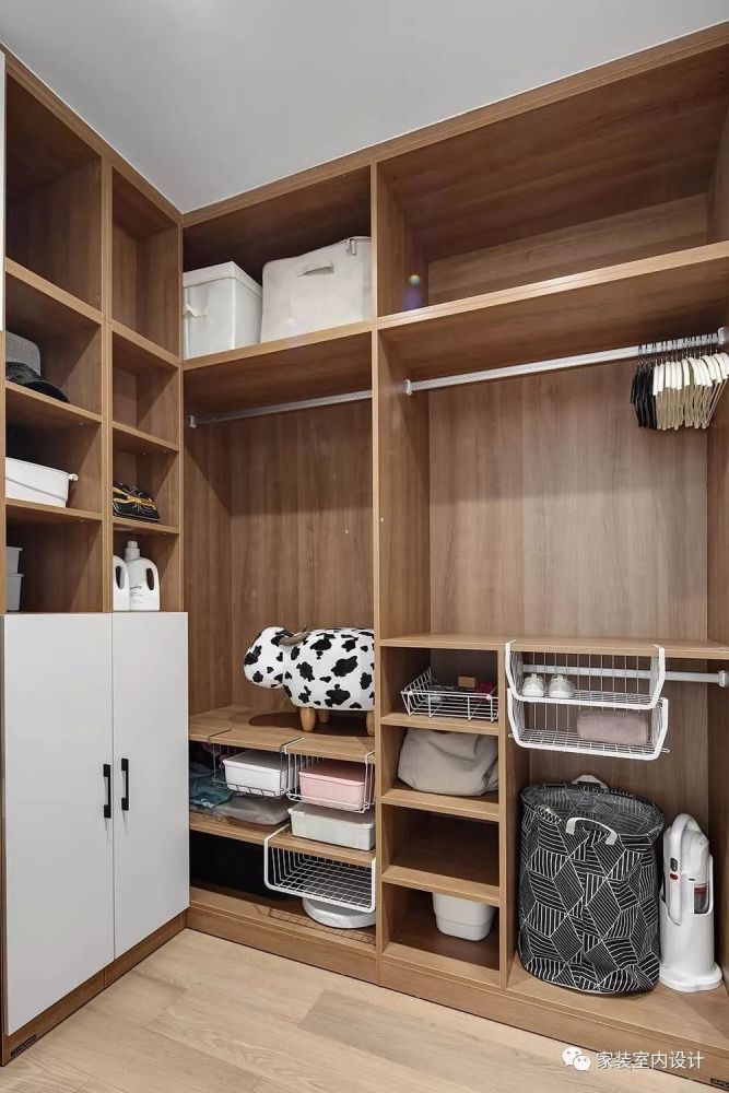 床侧的衣柜,床尾的斗柜,还有衣帽间,保证收纳无忧.