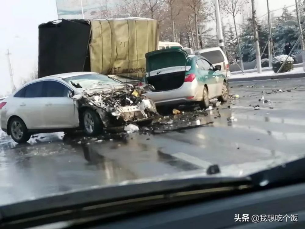 潍安路上 车头都被撞得不成样子了 希望人都平安 雨雪天气地面湿滑