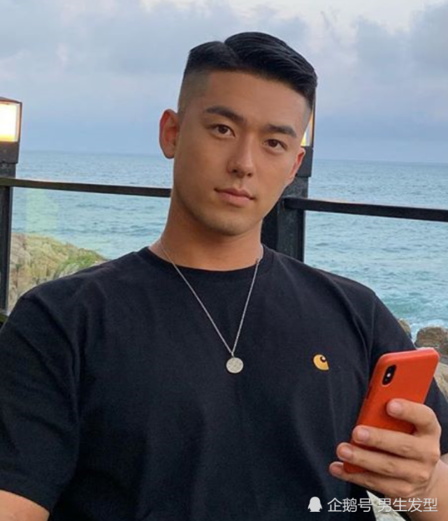 上海赵老师男士烫发染发: 型男三七分侧背发型帅气 男生三七分侧背分