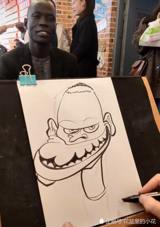 画师给黑人小哥画头像,夸张手法笑翻全场,网友:这牙都成爆米花了