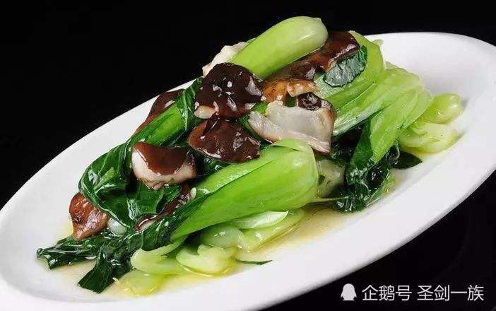 香菇蔬菜包子,干香菇炖肉,香菇和鸡腿菇双炒……味道都很不错!