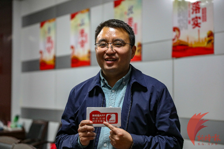 几乎每次王帅直播,张晓芳都会跟着他去现场,堪比李佳琦的"小助理".