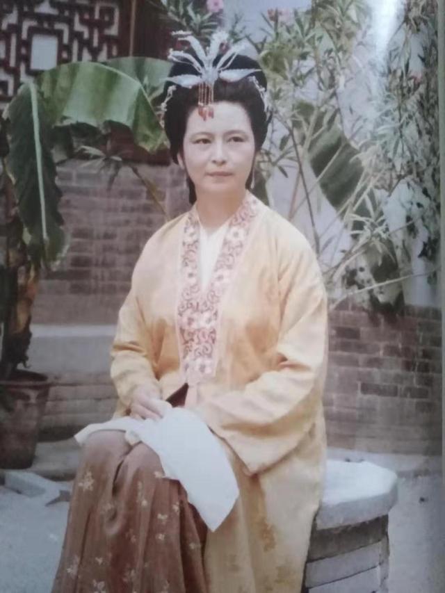 老太妃死后,江南甄家和贾家都受到了影响,尤其是江南甄家,在中秋节的