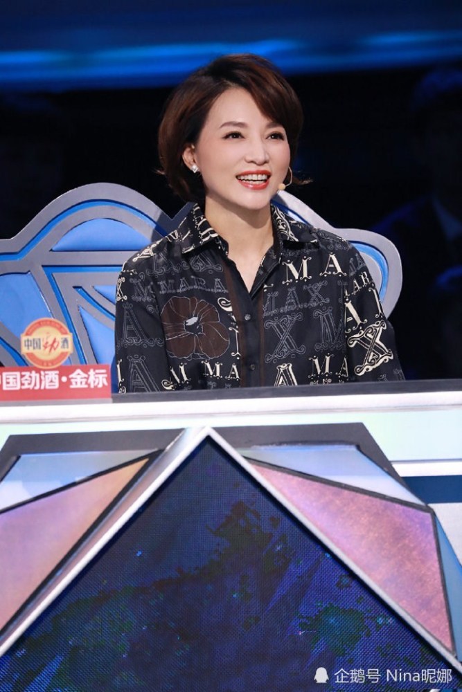 董卿主持人大赛私服合集上千衣裙配短发同龄女主持里少见