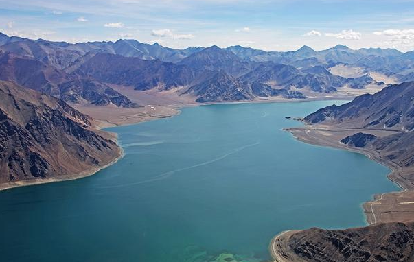 横跨中印的班公湖,气坏印度:一面淡水鸟儿到处飞,一面咸水寸草不生