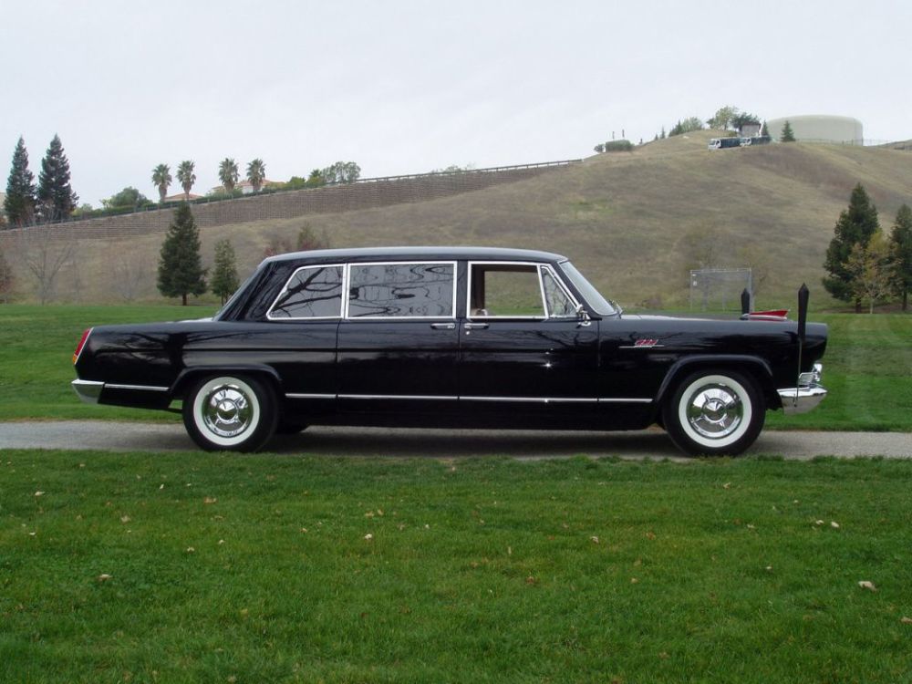 于是,这种基于船型车身的风格,以及大溜背短车尾的形象,再加上双色的