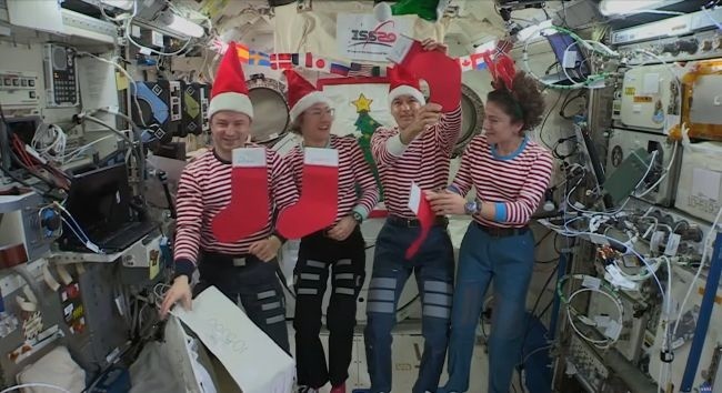 尴尬宇航员在太空烤饼干庆祝圣诞节但并不能吃