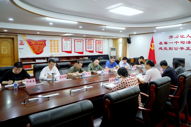 海南省高院审管办主任黄胜春一行慰问龙华区法院干警