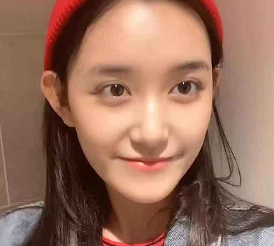 蒋依依上课自拍忘记给身后女生打码,看清正脸后,才知什么叫仙女