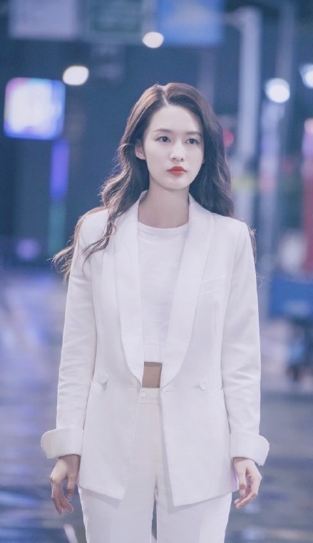 《最美表演》李沁身穿白色西装,大方秀出小蛮腰,干练又不失性感