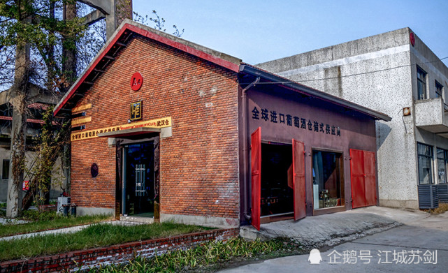 走进良友红坊这里高高的水塔,耸立的烟囱,老旧的红砖房,给人留下深刻