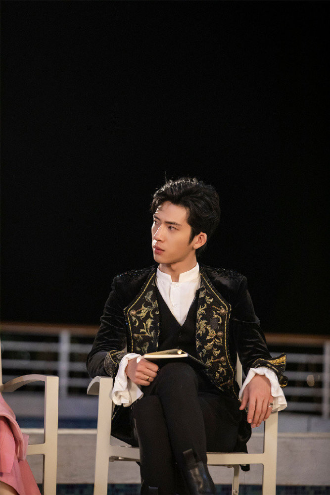 井柏然明星大侦探宣传照来袭