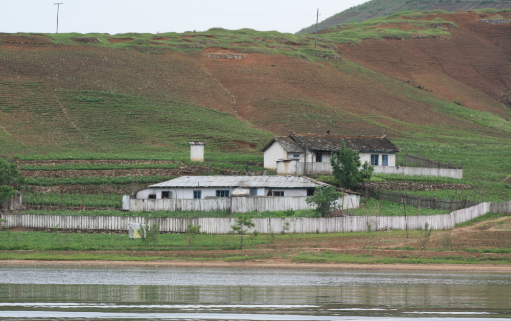 朝鮮農村人住什麼樣的房子?可以自己蓋房子嗎?