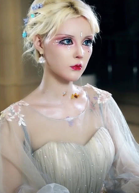 第一真人芭比迪丽拉五官让人惊艳但卸妆后的样子太真实了