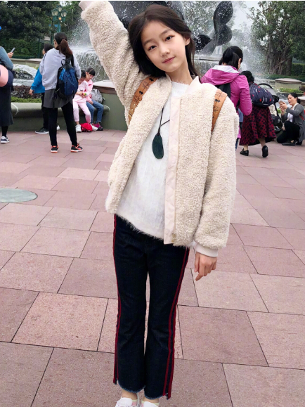 赵薇"女儿"才12岁,把无痕裤穿成校服裤,这腿是真的细