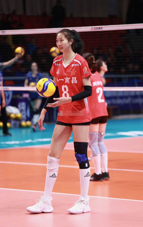 袁心玥穿多大鞋?小苹果晒定制跑鞋,被粉丝爆鞋码,自嘲脚大省钱