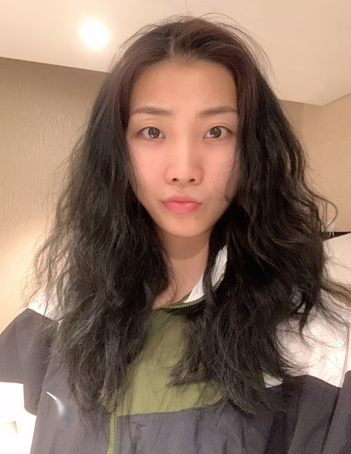 袁心玥穿多大鞋?小苹果晒定制跑鞋,被粉丝爆鞋码,自嘲脚大省钱