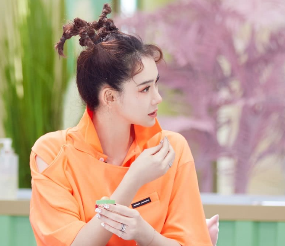 戚薇发型是lucky设计的?只有4岁小孩才能想到,时尚与年龄无关!