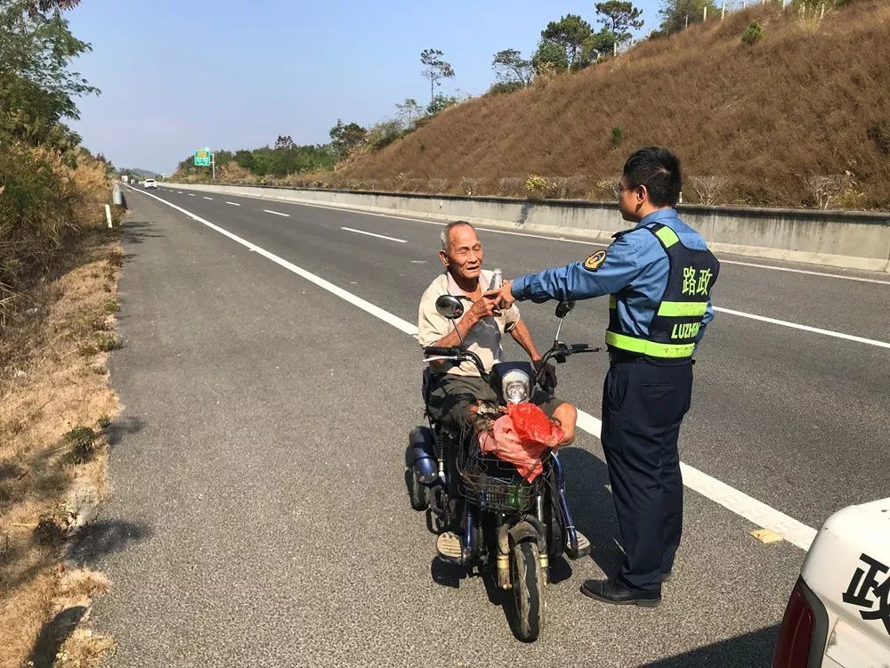 險!老人騎著三輪車在包茂高速公路上逆行,結果