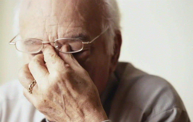 当一个痴呆老人拖垮一个家庭时,"活着"真的是最后的尊严吗?|阿尔茨海