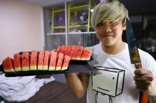 泰国小哥手持西瓜刀脚穿红丝袜作品出来后承包我半年的笑点