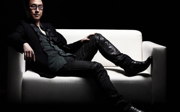 汪峰的穿着亦是格外鲜明,让人至今记忆犹新的便是皮裤