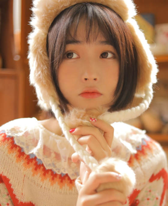 短发娃娃脸俏皮女孩,展现着少女最纯真的模样