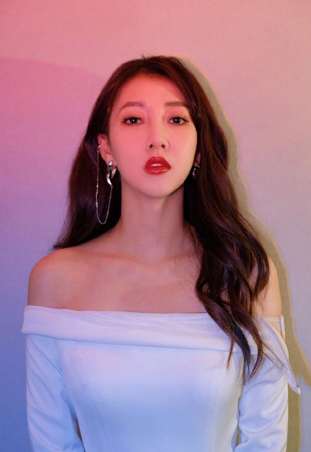 弦子个性迷幻美图:一袭白色仙女裙,清纯中略带一丝霸气!