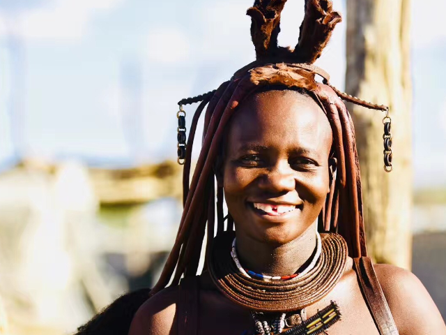 非洲原始部落红泥族简介_发型图片