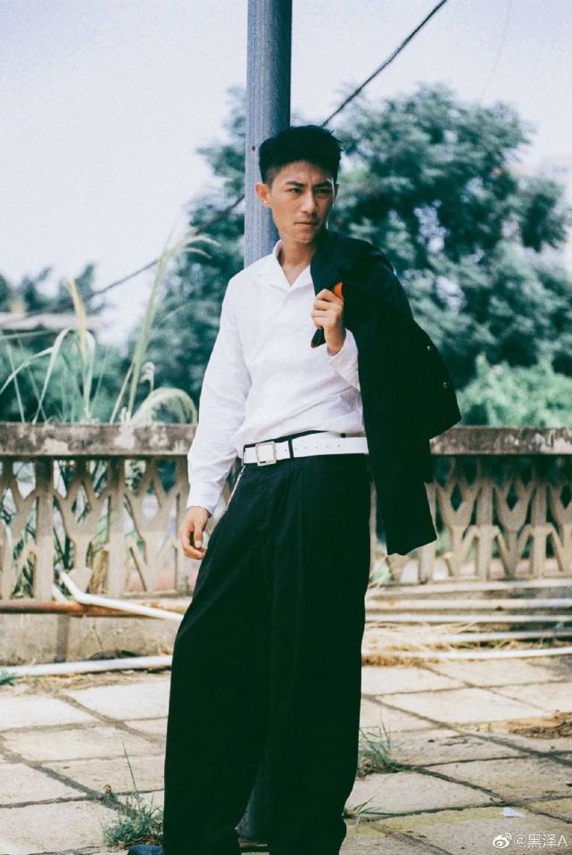 黑泽:一个肌肉线条结实,拥有小麦肤色又爱运动的男生