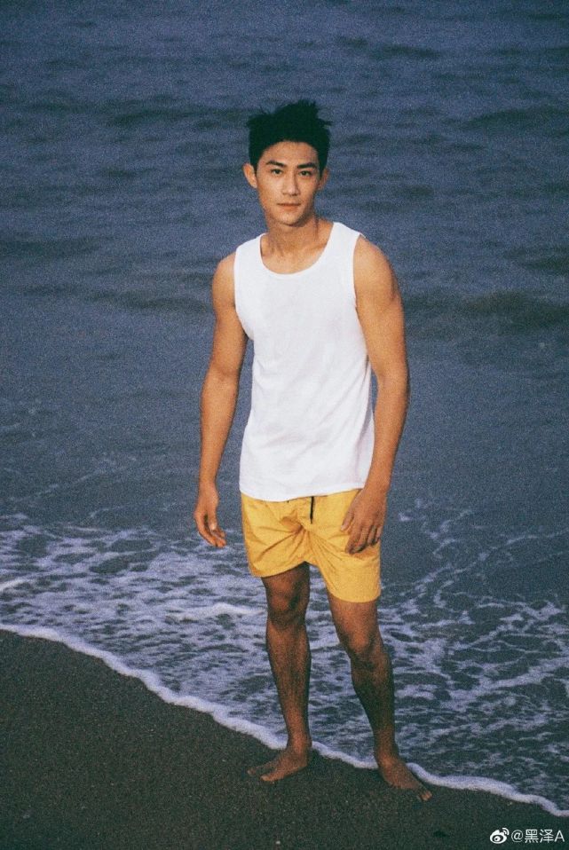 黑泽:一个肌肉线条结实,拥有小麦肤色又爱运动的男生