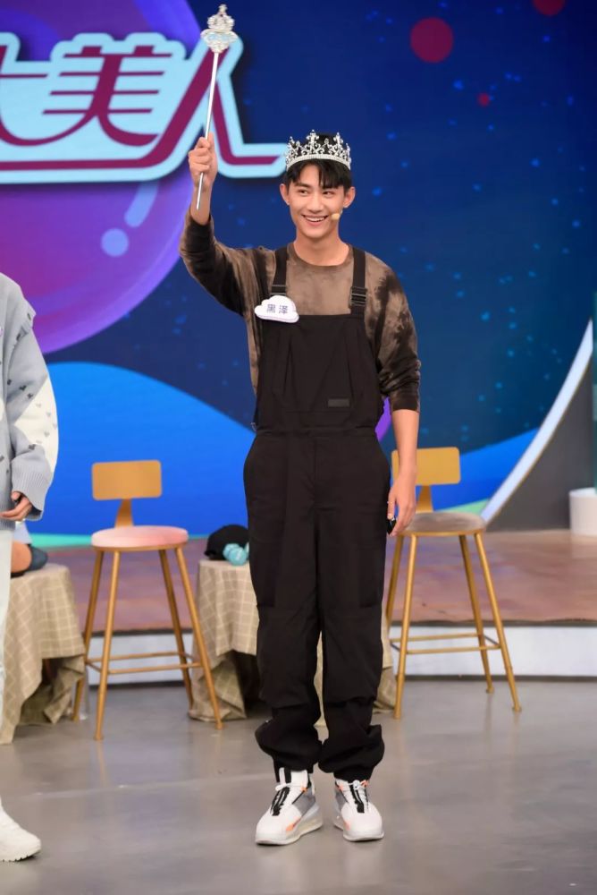 黑泽:一个肌肉线条结实,拥有小麦肤色又爱运动的男生