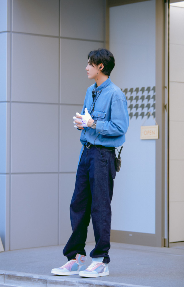 吴亦凡逆天大长腿照片