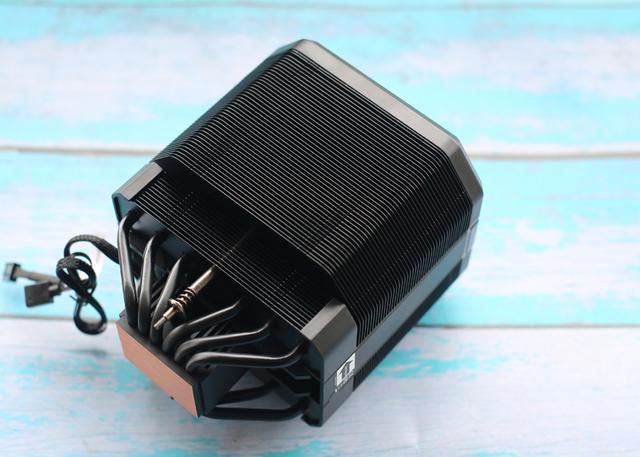 搭配这样一款散热器自然免不了要选择一款全尺寸大机箱.